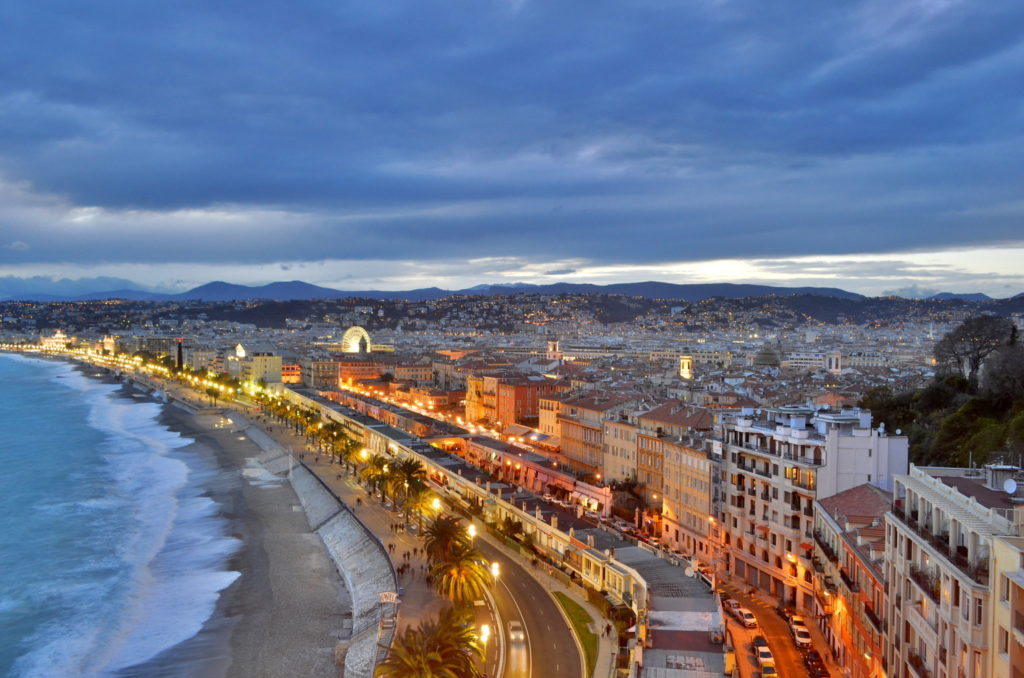 Vue de Nice en soirée depuis la colline du château