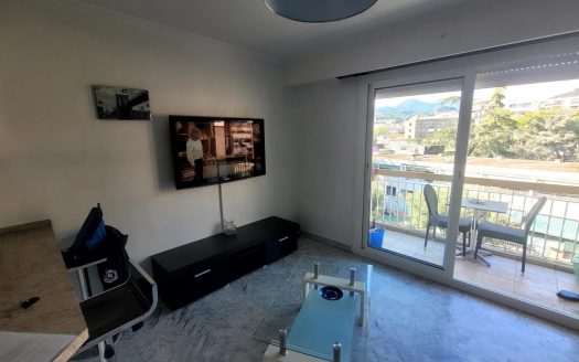 Studio meublé balcon parfait état