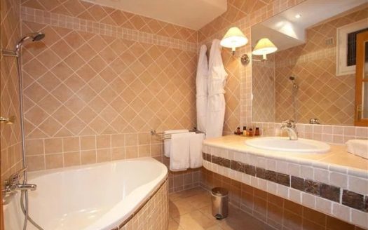 HÔTEL AURON Murs et Fond à Vendre
